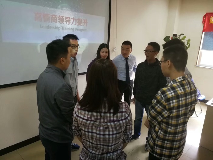 11月3日陈西君老师于广州为某知名企业讲授《高情商领导力提升》课程。