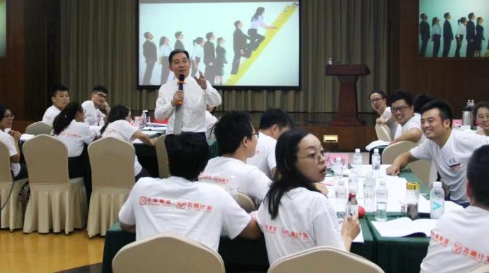 刘涛老师在武汉市讲授《中层管理干部如何发挥承上启下的作用》圆满结束！