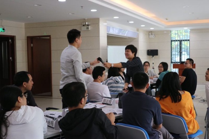 10月21日郭齐蕊老师为中国农业银行某分行讲授《情绪压力管理》课程