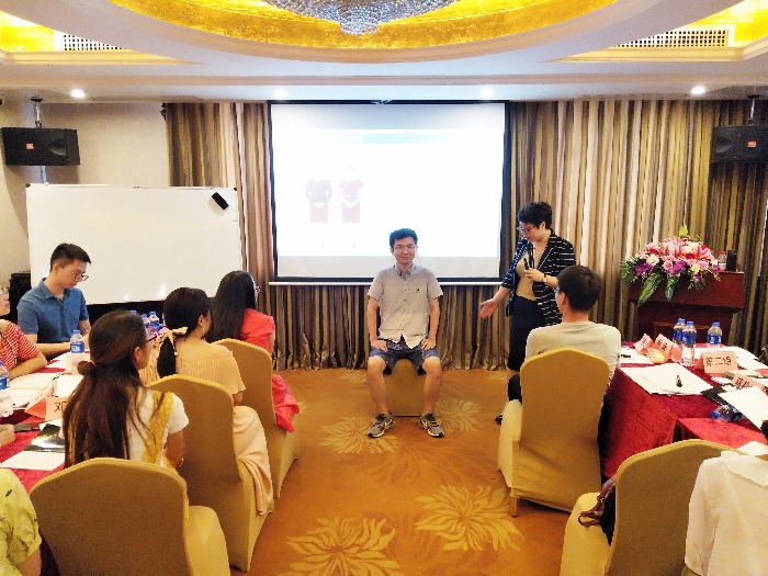 汪颜老师10月24号在广州市为某企业讲授《阳光心态与快乐工作》课程