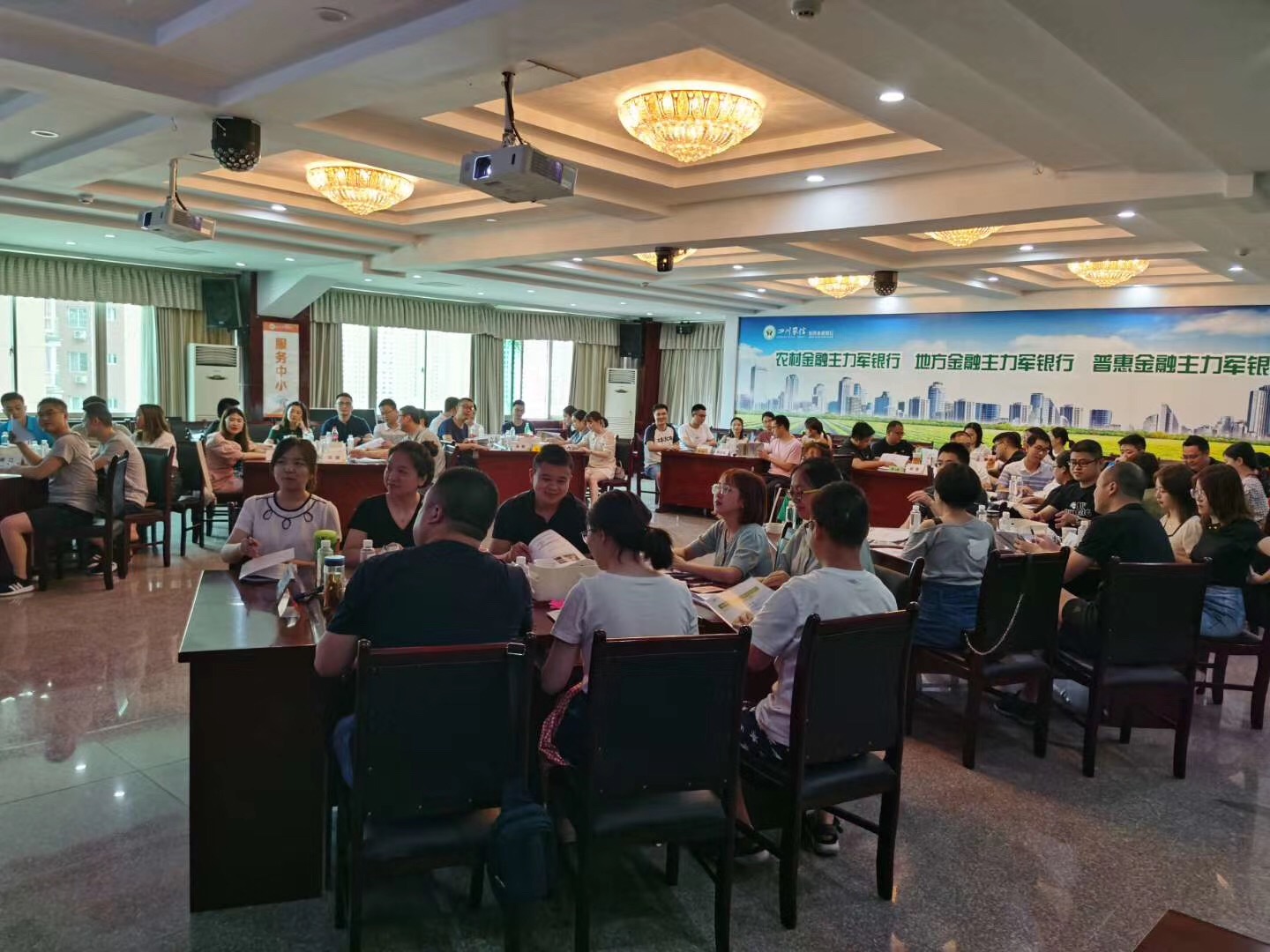 6月14日，吴正凡老师遂宁为某银行讲授《创新思维与问题分析与解决》。