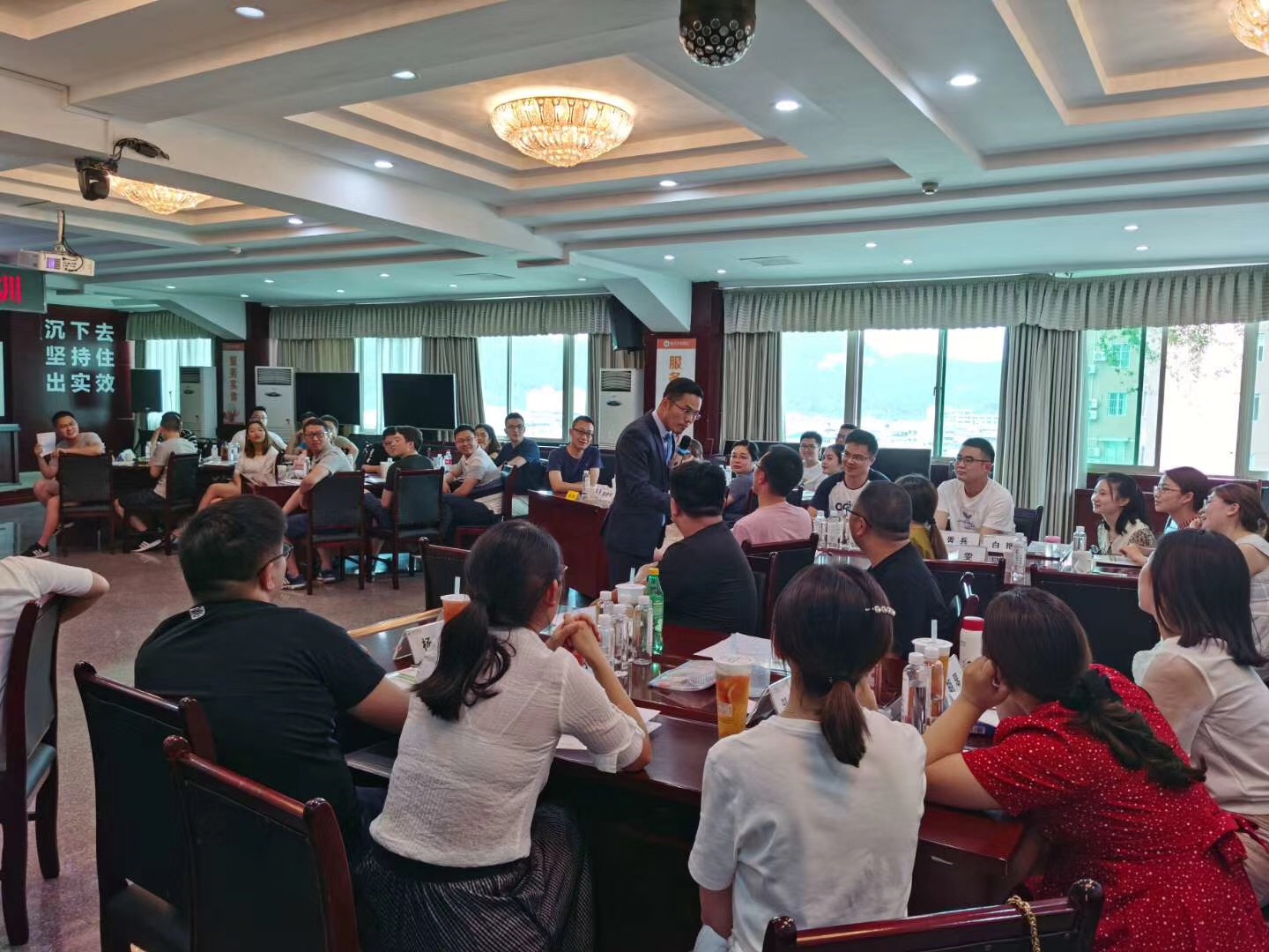 6月14日，吴正凡老师遂宁为某银行讲授《创新思维与问题分析与解决》。
