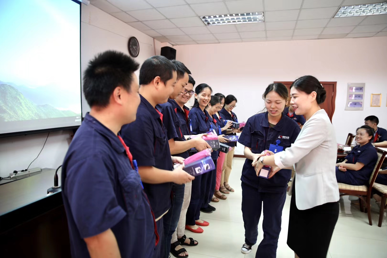 7月2-3日，黄俊敏老师来到重庆为重庆嘉陵特装公司学员讲授《课程开发与设计》课程