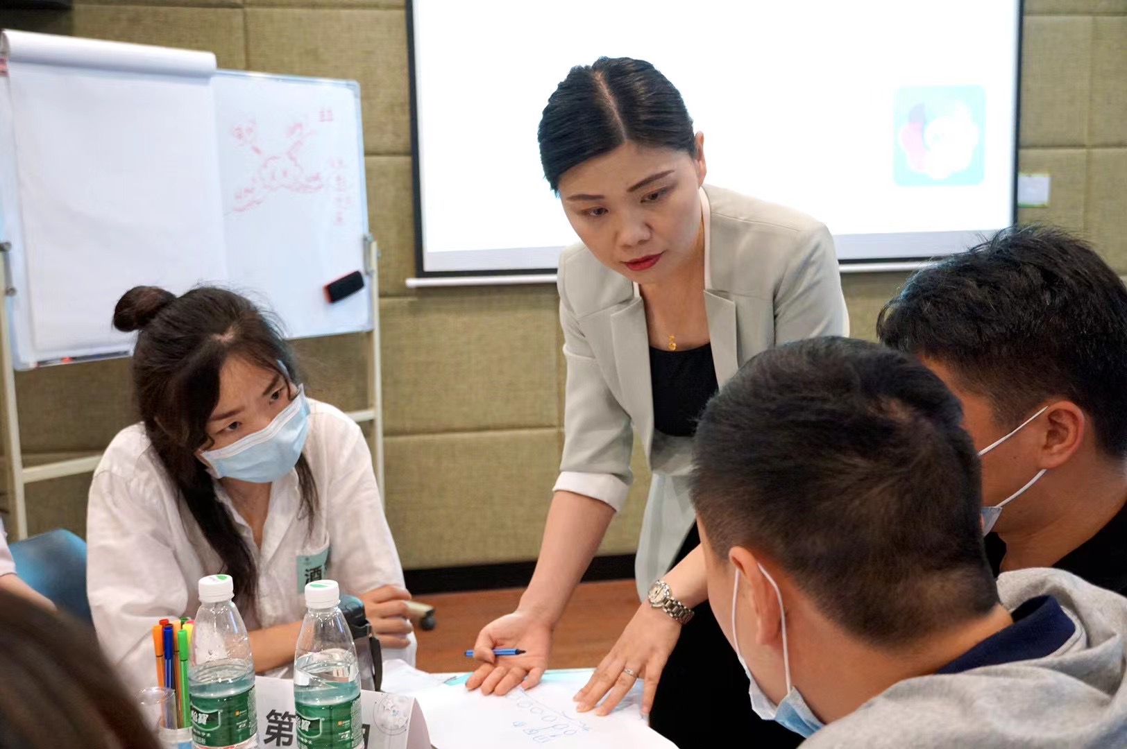 5月10-11日，黄俊敏老师再次来到仟吉集团，为精英内训师讲授《授课技巧》课程