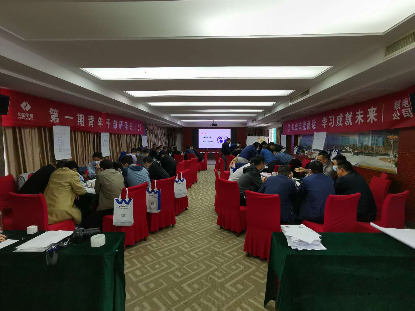 李东老师—2020年10月14日天津中建致和讲授《企业运营模拟沙盘》课程