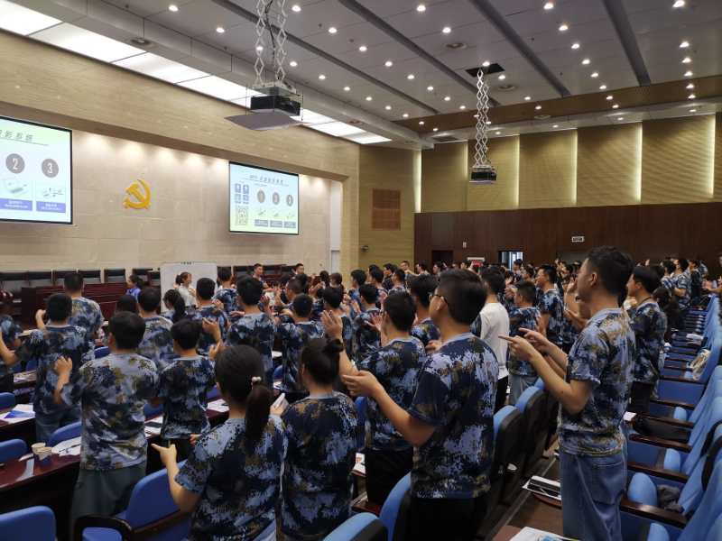 邹海龙老师2020年8月13日在绵阳给九洲电器讲授《心态转变与职业生涯规划》的课程圆满结束！