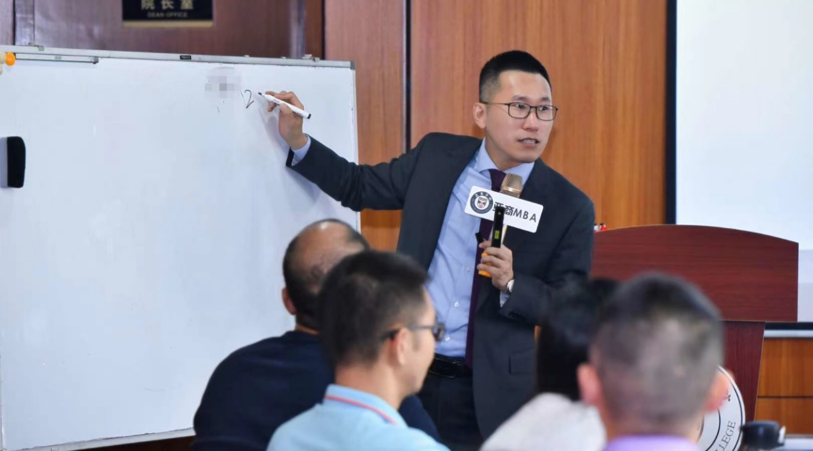 邹海龙老师2020年11月8日再次来到东莞讲授《职业生涯规划》的总裁班圆满结束