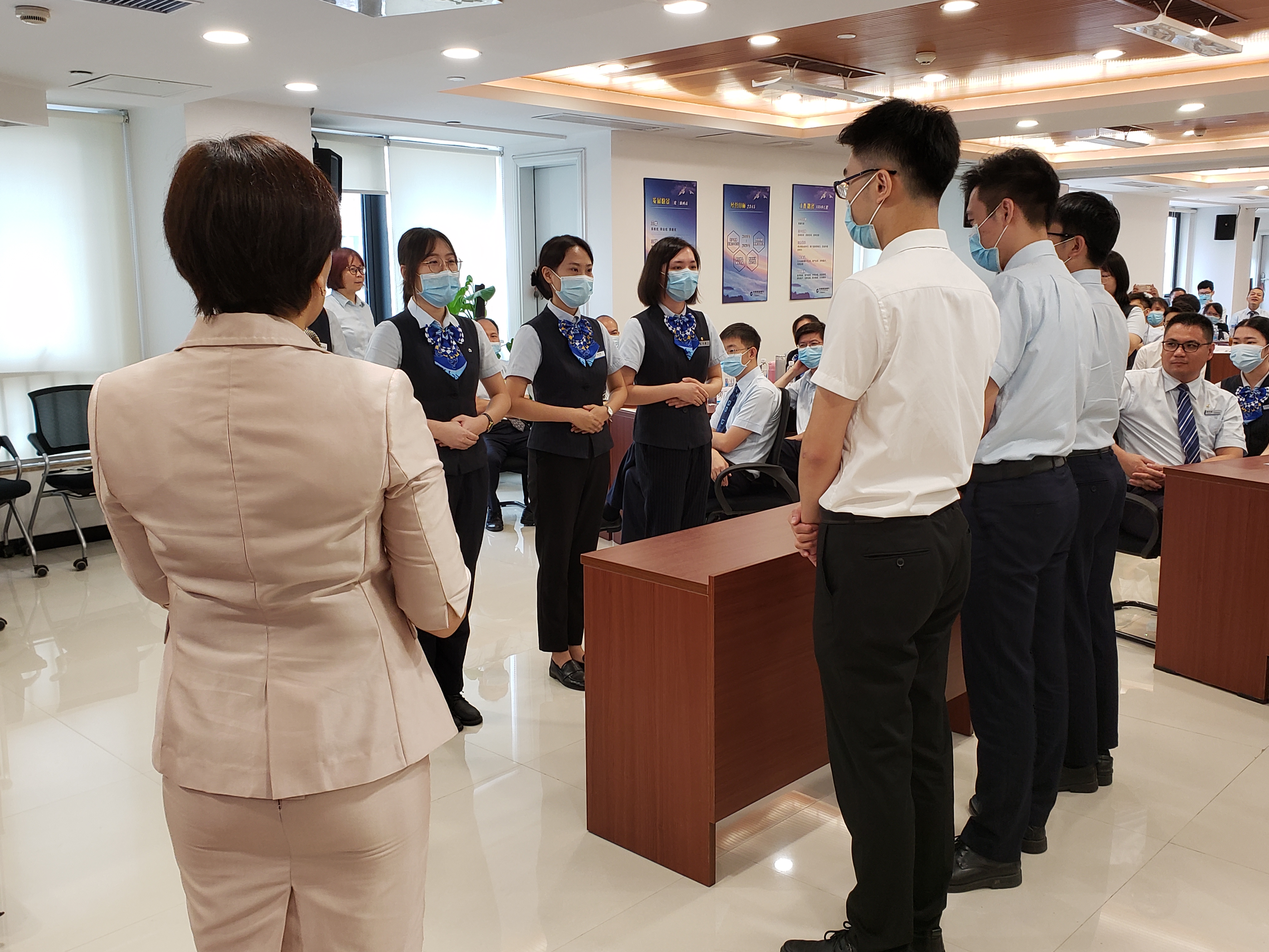 【倪莉老师】8月16日为中国建行广州某支行全体员工分享《服务礼仪规范与投诉处理技巧》课程圆满结束！