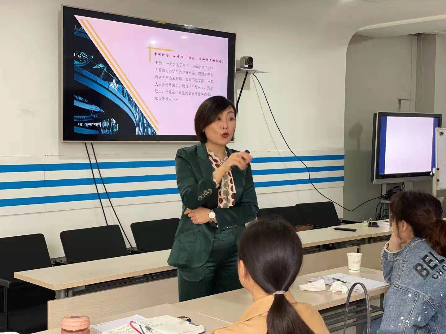 【倪莉老师】4月22日为农业银行管理者分享《银行全面现场管理与内部沟通》课程圆满结束！