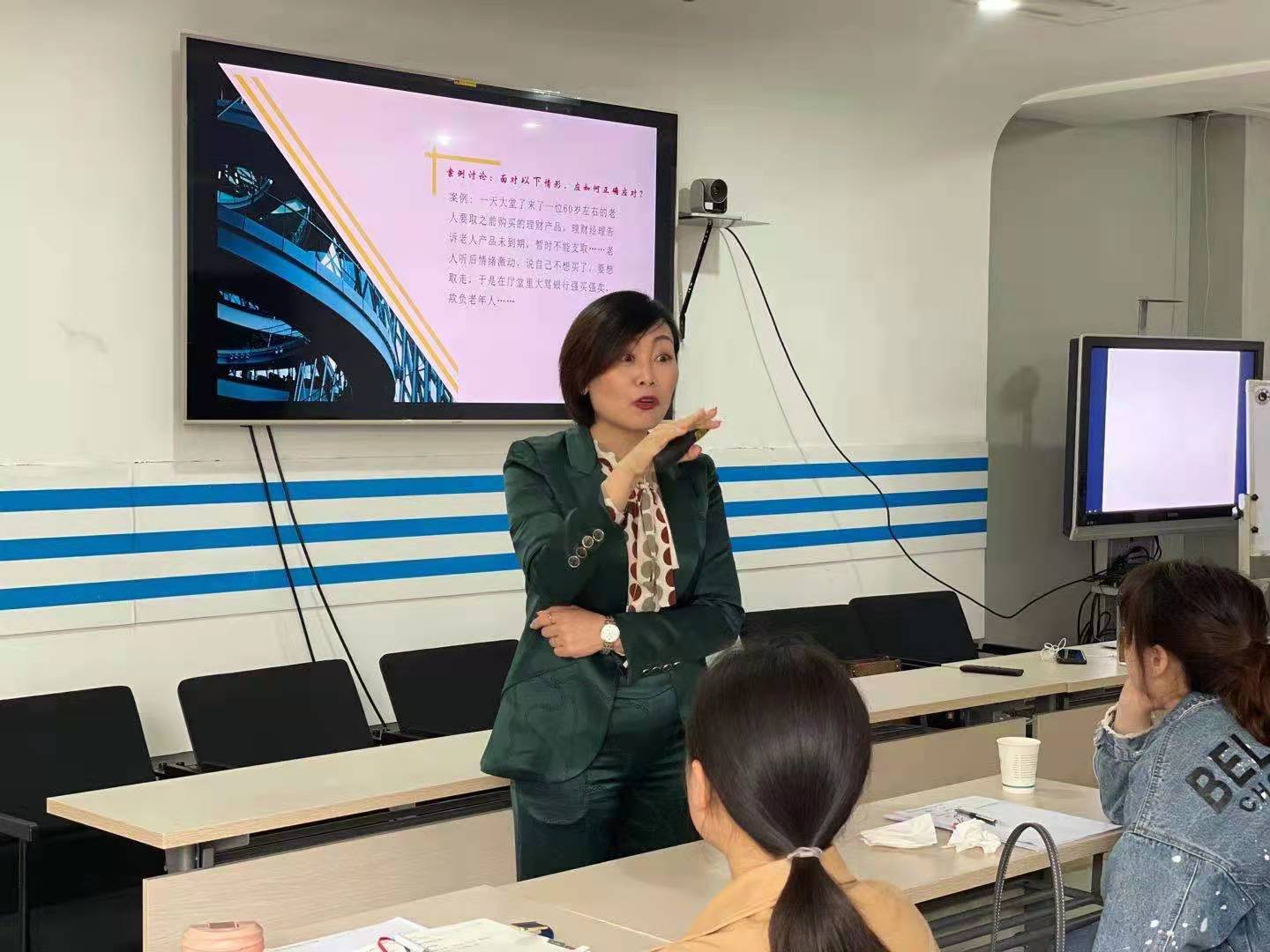 【倪莉老师】4月22日为农业银行管理者分享《银行全面现场管理与内部沟通》课程圆满结束！