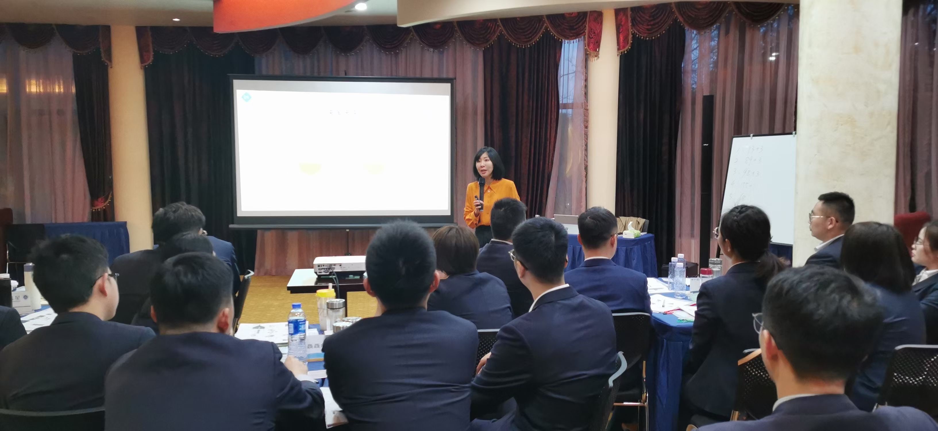 优师优课【李美鲜老师‍管理课堂】湖州地区农商银行优秀员工带来的是《情商管理与高效沟通》