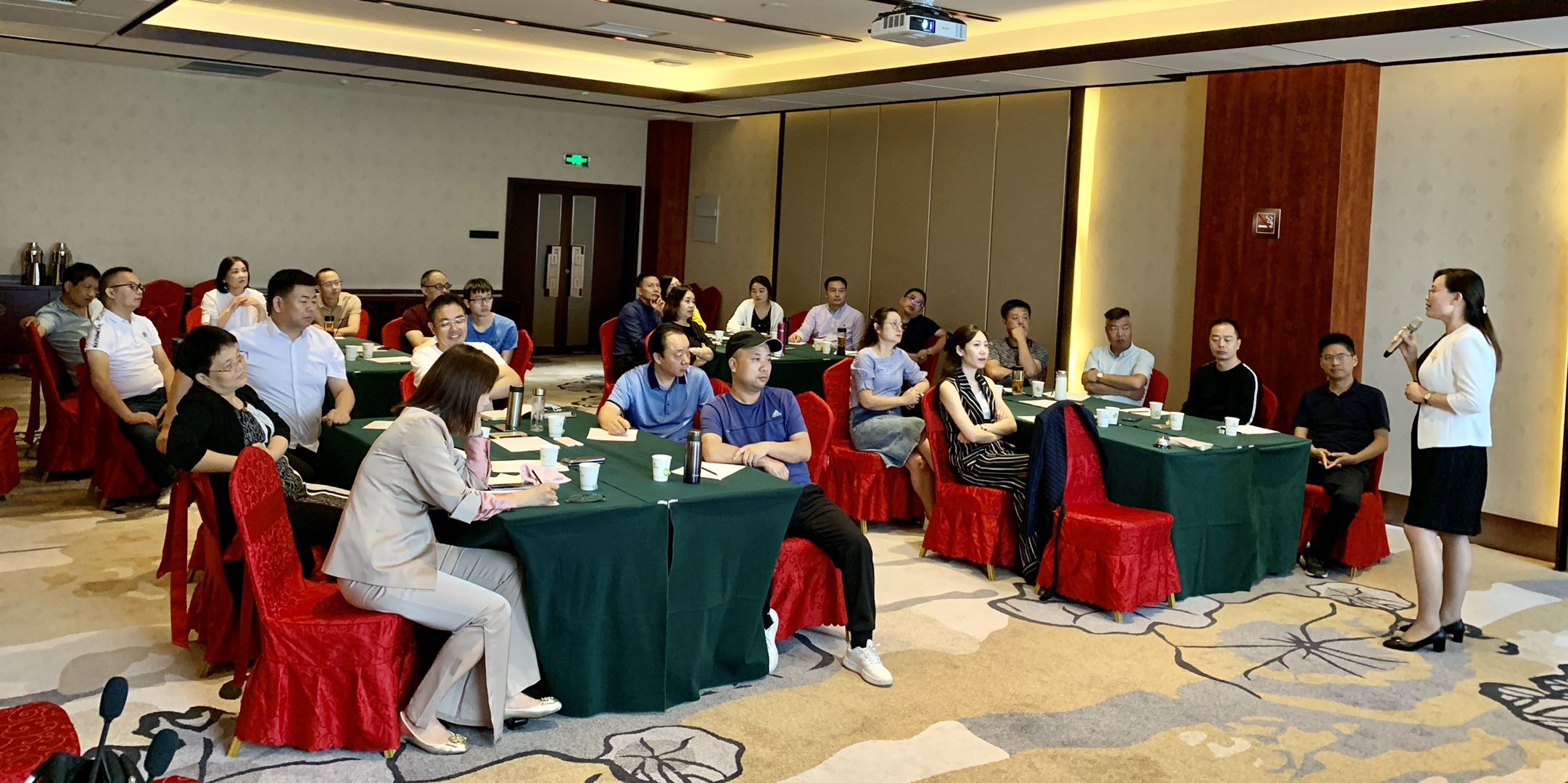 曾秋香老师一2020年8月22号在郑州讲授的《全脑思维与影响力提升》公开课圆满结束