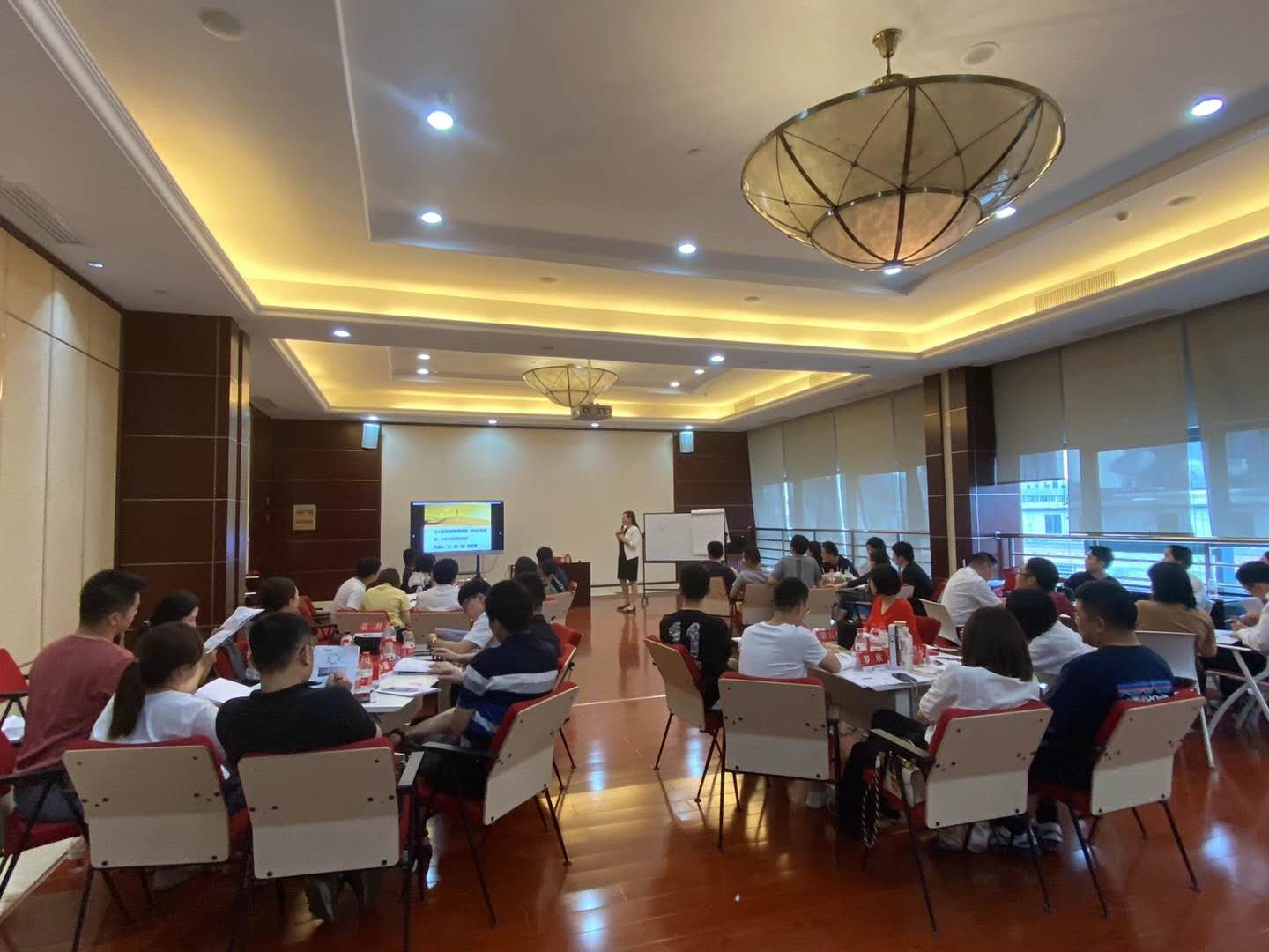 曾秋香老师一2020年9月14号在郑州讲授《高效管理者四项核心技能修炼》课程圆满结束