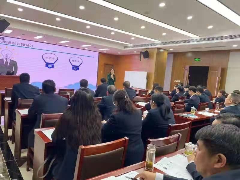 4月23日，柳娟老师为陕西十建的中层干部们带来《职业形象塑造与高情商沟通》课程