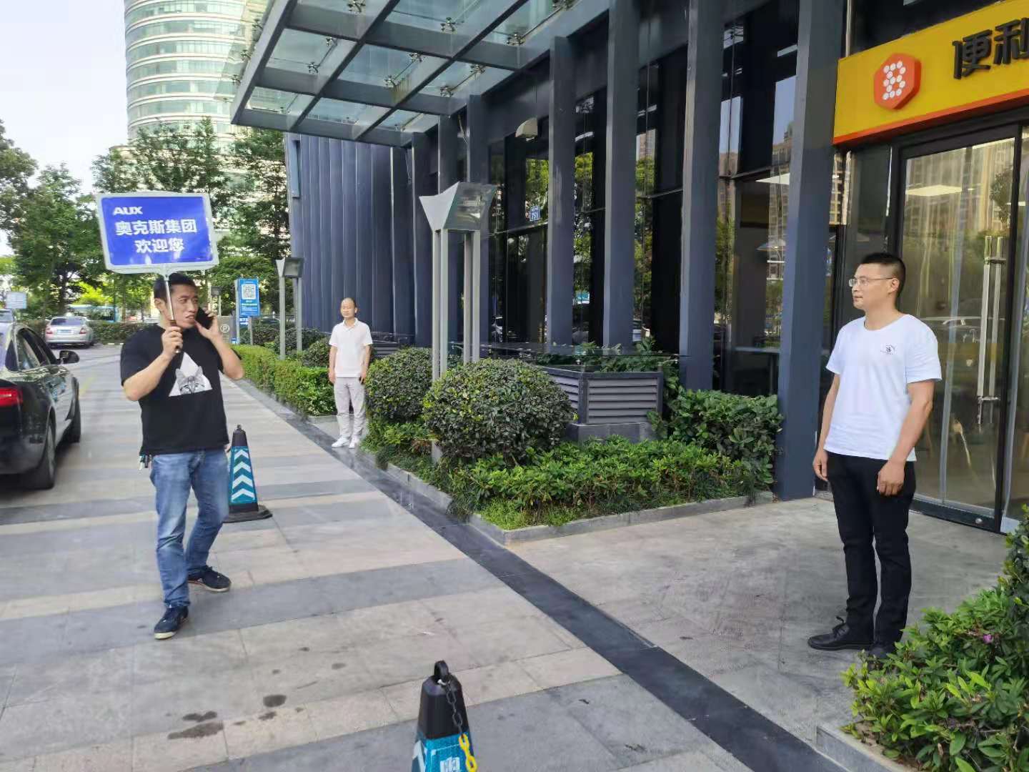 5月9日，柳娟老师走进宁波奥克斯总部，为集团内部负责接待的各岗位学员带来订制版的《高端接待礼仪》