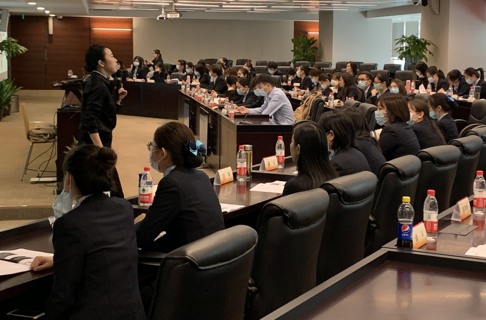 李艳萍老师2020年11月6日在武汉给民生银行讲授《客户服务经历营销技能实战特训》的课程圆满结束！