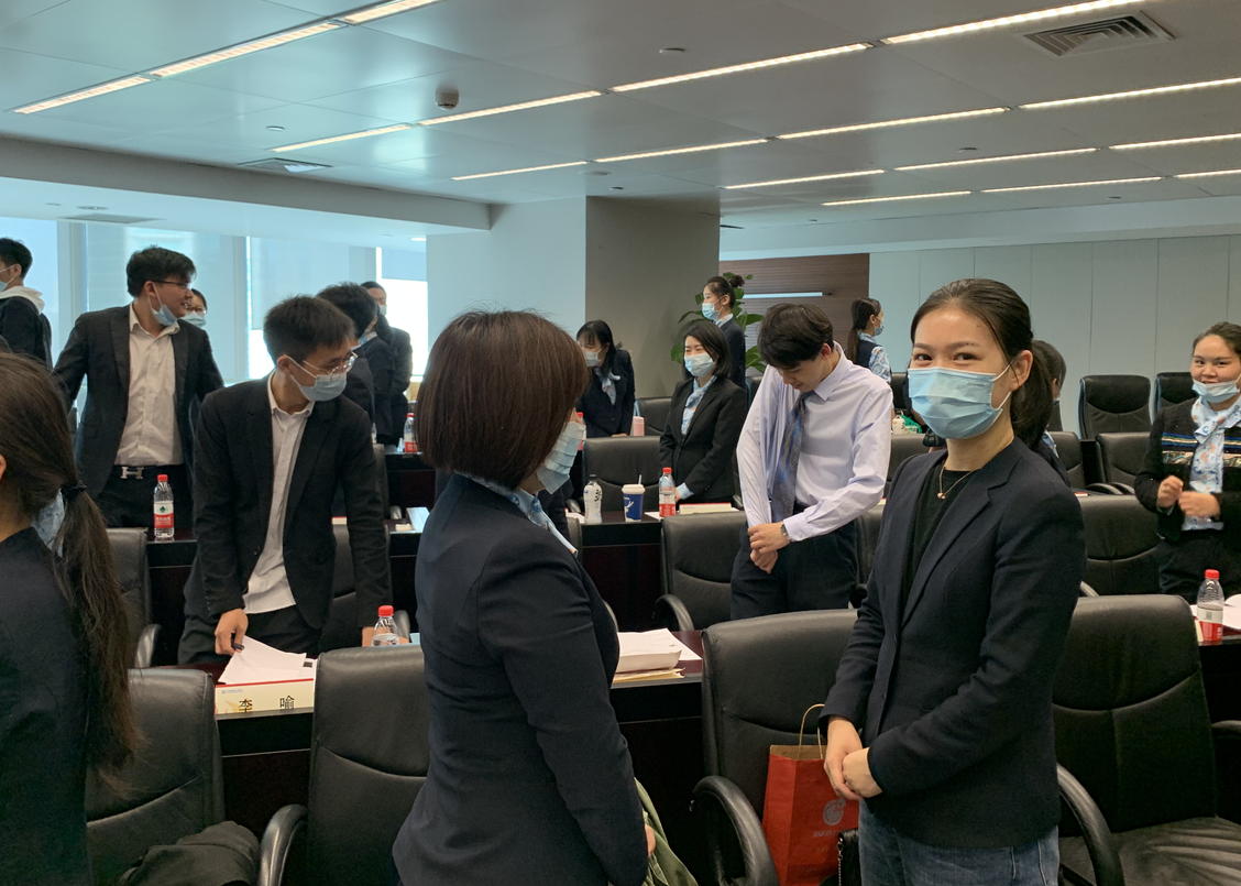 李艳萍老师2020年11月6日在武汉给民生银行讲授《客户服务经历营销技能实战特训》的课程圆满结束！