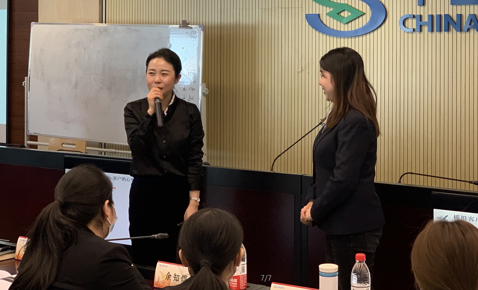 李艳萍老师2020年11月6日在武汉给民生银行讲授《客户服务经历营销技能实战特训》的课程圆满结束！