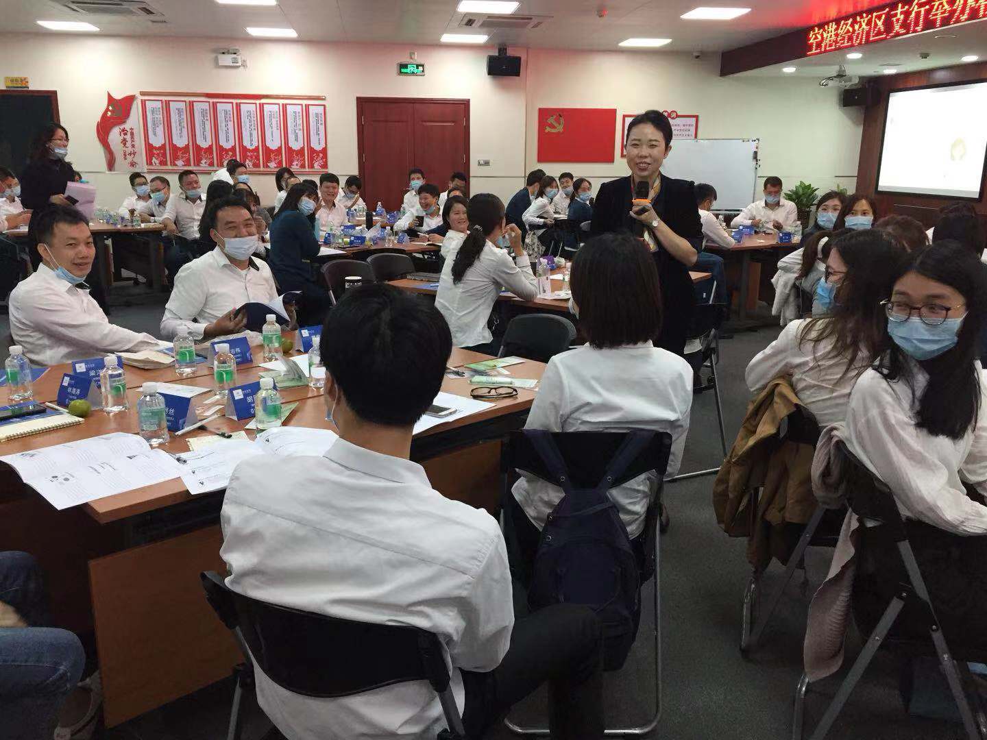 李艳萍老师2020年11月13日在广州给农商行讲授《基于存款提升存量客户盘活》的课程圆满结束！