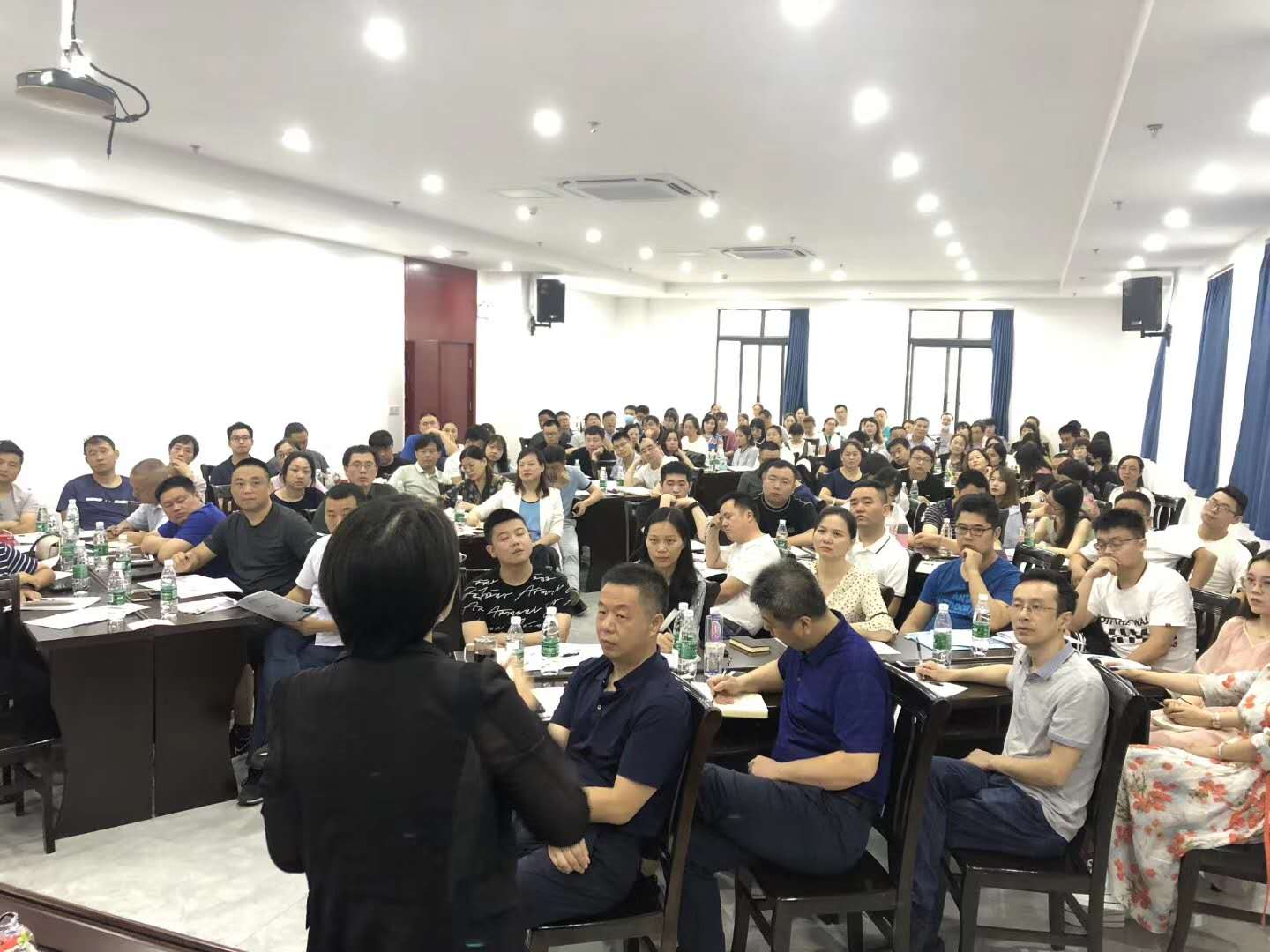 6月10号张芯译老师为某知名集团湖南株洲分公司100多位精英讲授的《销售沟通技巧》圆满结束！