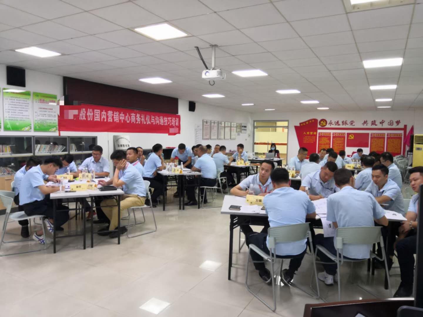  8月24~25日张芯译老师为中山某知名电缆制造商讲授《商务礼仪与沟通技巧》课程圆满结束。
