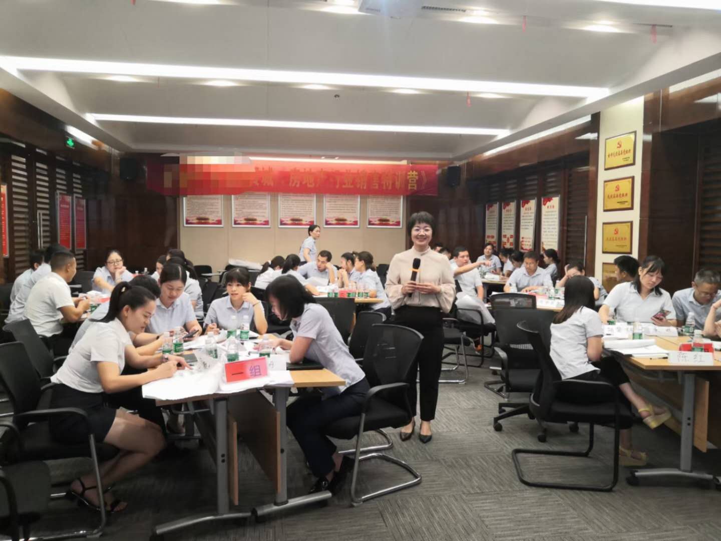 8月27日张芯译老师为湖南知名地产销售企业讲授《房地产行业销售特训营》课程圆满结束。