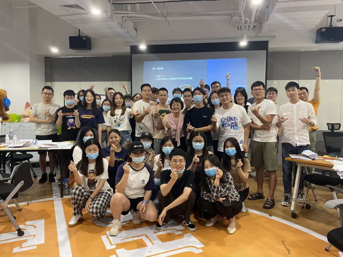 9月2~3号张芯译老师为深圳某知名科技公司讲授两天《打造高绩效团队实战》顺利结束！