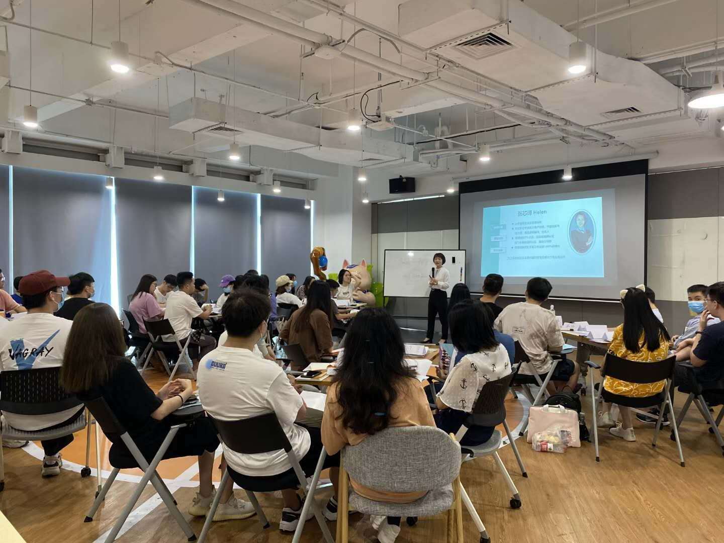9月2~3号张芯译老师为深圳某知名科技公司讲授两天《打造高绩效团队实战》顺利结束！