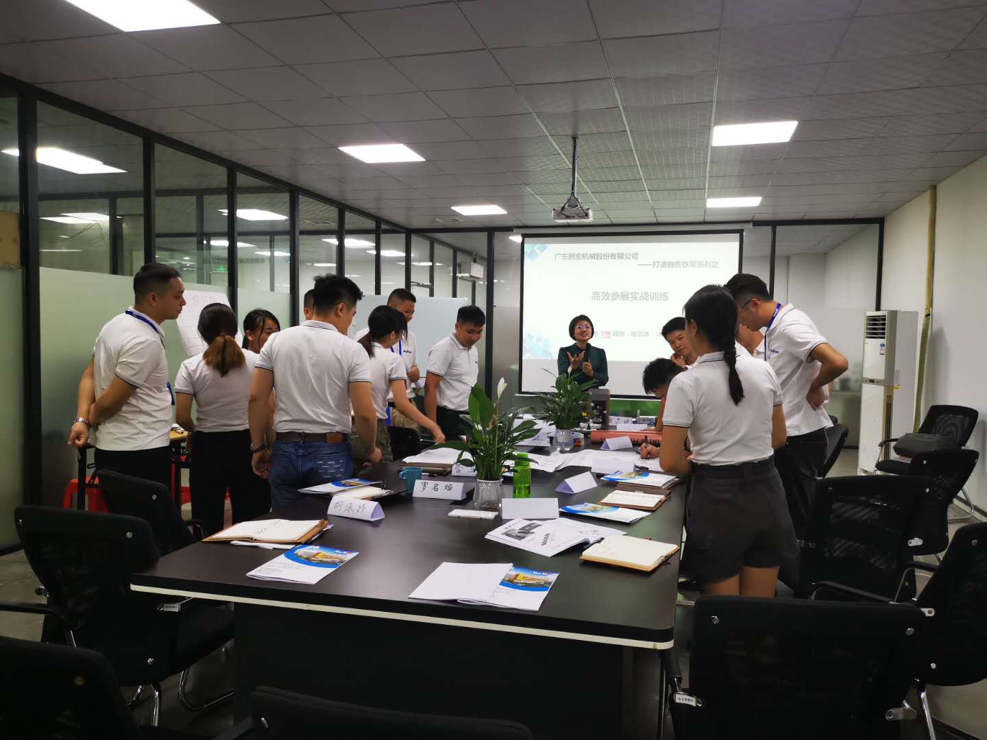 10月26~28日张芯译老师为广州某知名企业进行围棋三天的《销售督导训练》圆满结束。