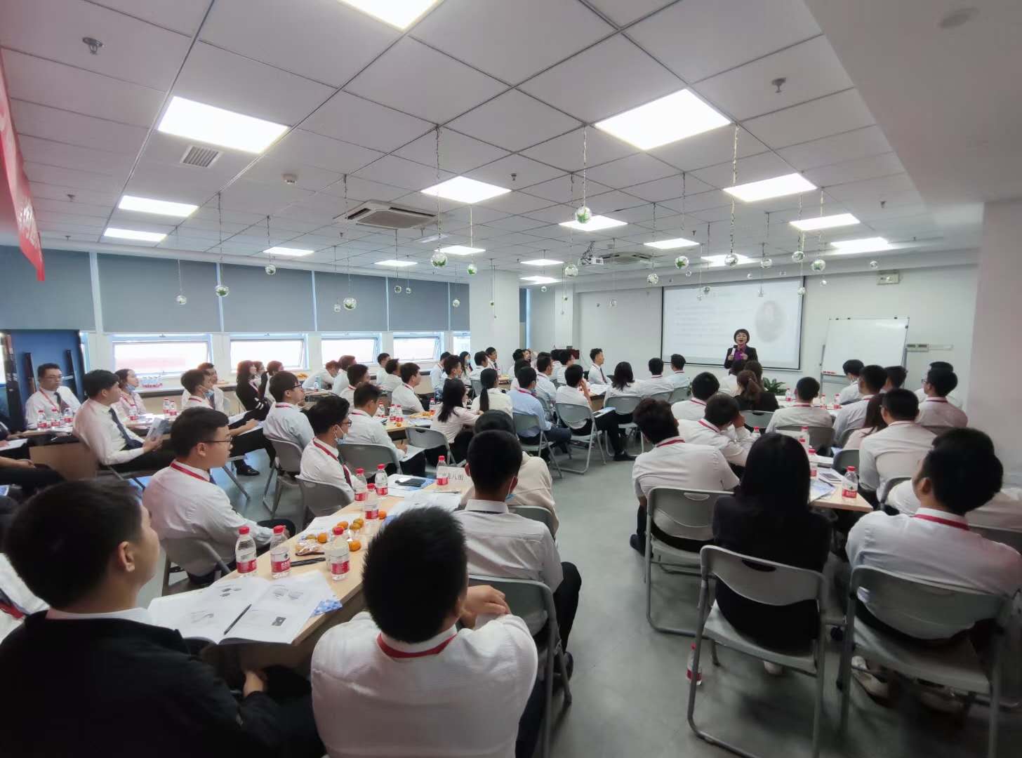 11月1日张芯译老师为厦门某知名银行讲授《销售沟通艺术》课程圆满结束!