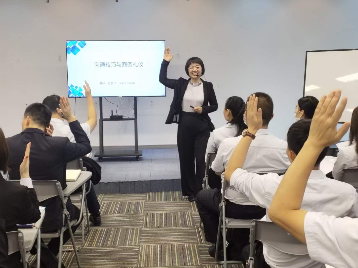 10月31日张芯译老师受邀为深圳某知名膳食服务企业讲授的《沟通技巧与商务礼仪》圆满结束!