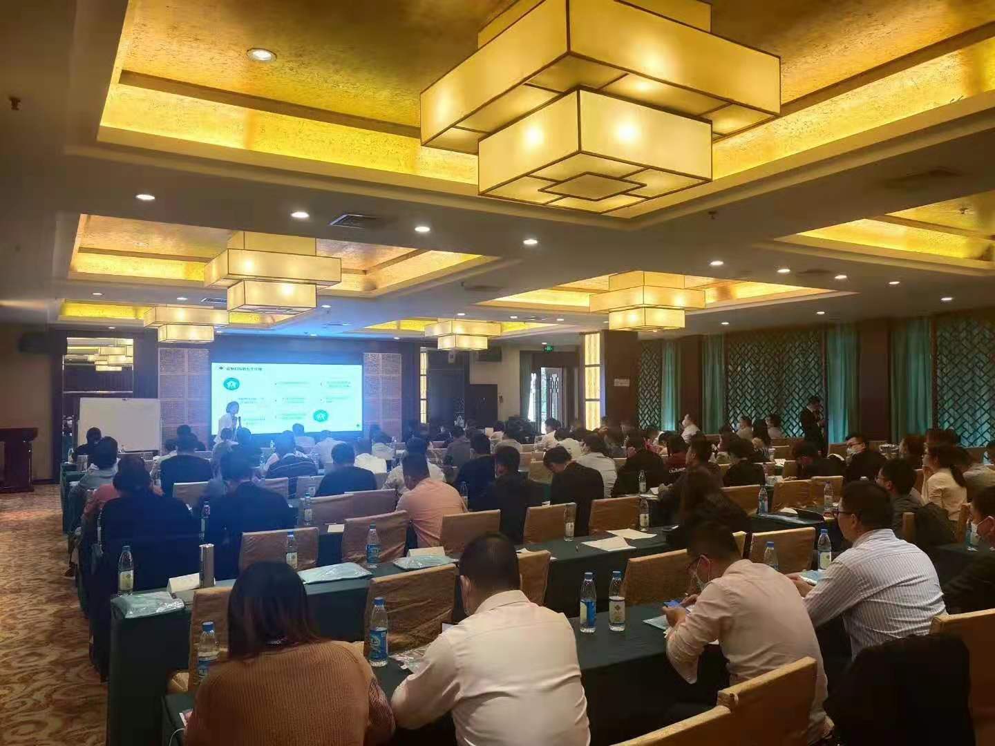 11月13日张芯译老师为苏州某政府部门120多名企业销售高层讲授《打造高绩效销售团队》圆满结束