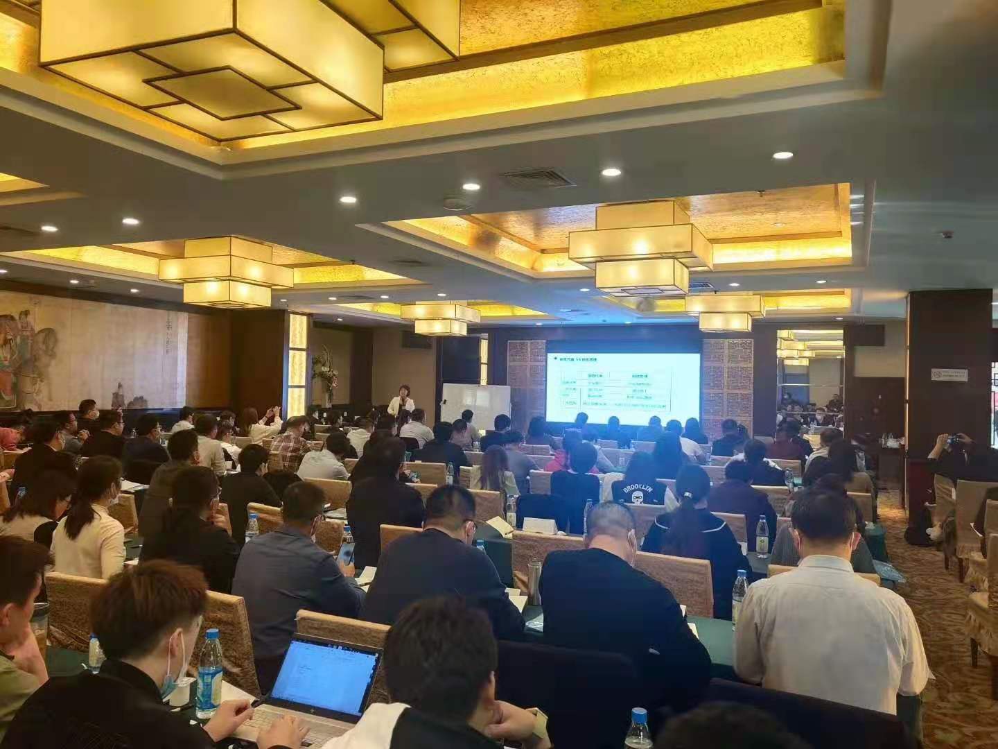 11月13日张芯译老师为苏州某政府部门120多名企业销售高层讲授《打造高绩效销售团队》圆满结束