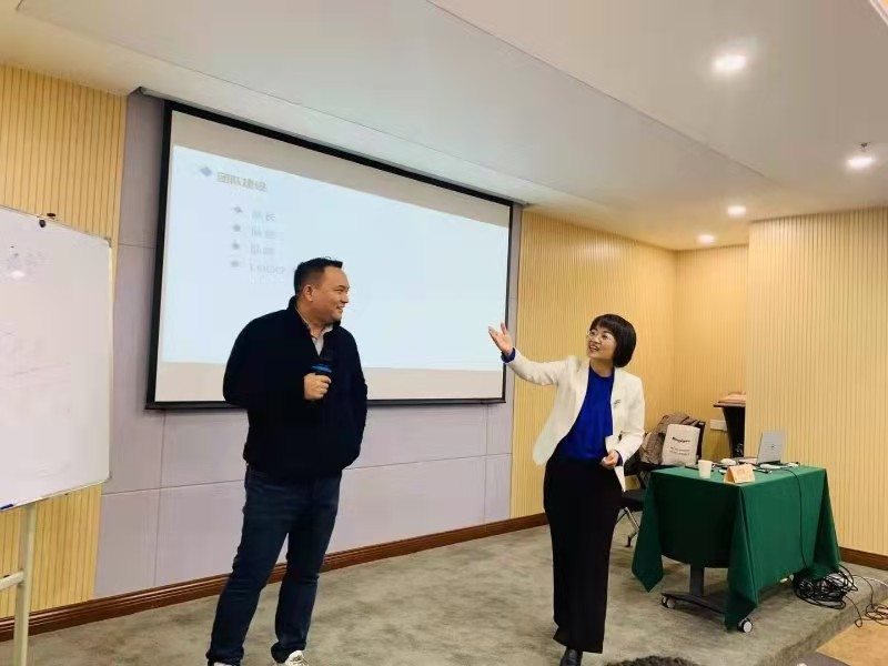 11月29~30日，张芯译老师为襄阳某知名汽车生产商讲授《销售自我激励与管理》课程圆满结束！