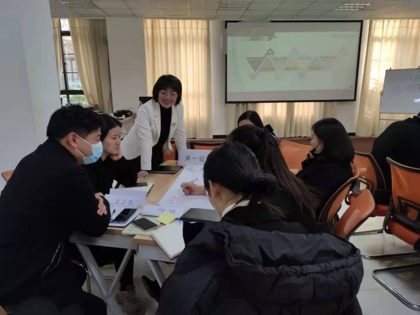 12月4日张芯译老师为焦作某房地产知名企业的销售精英讲授《销售心理学》课程顺利结束!