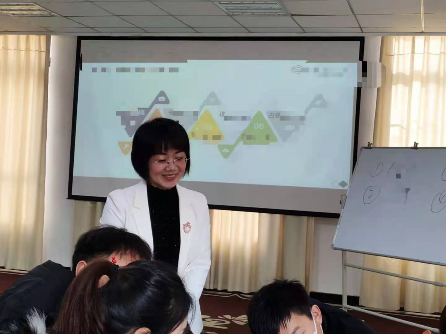 12月4日张芯译老师为焦作某房地产知名企业的销售精英讲授《销售心理学》课程顺利结束!