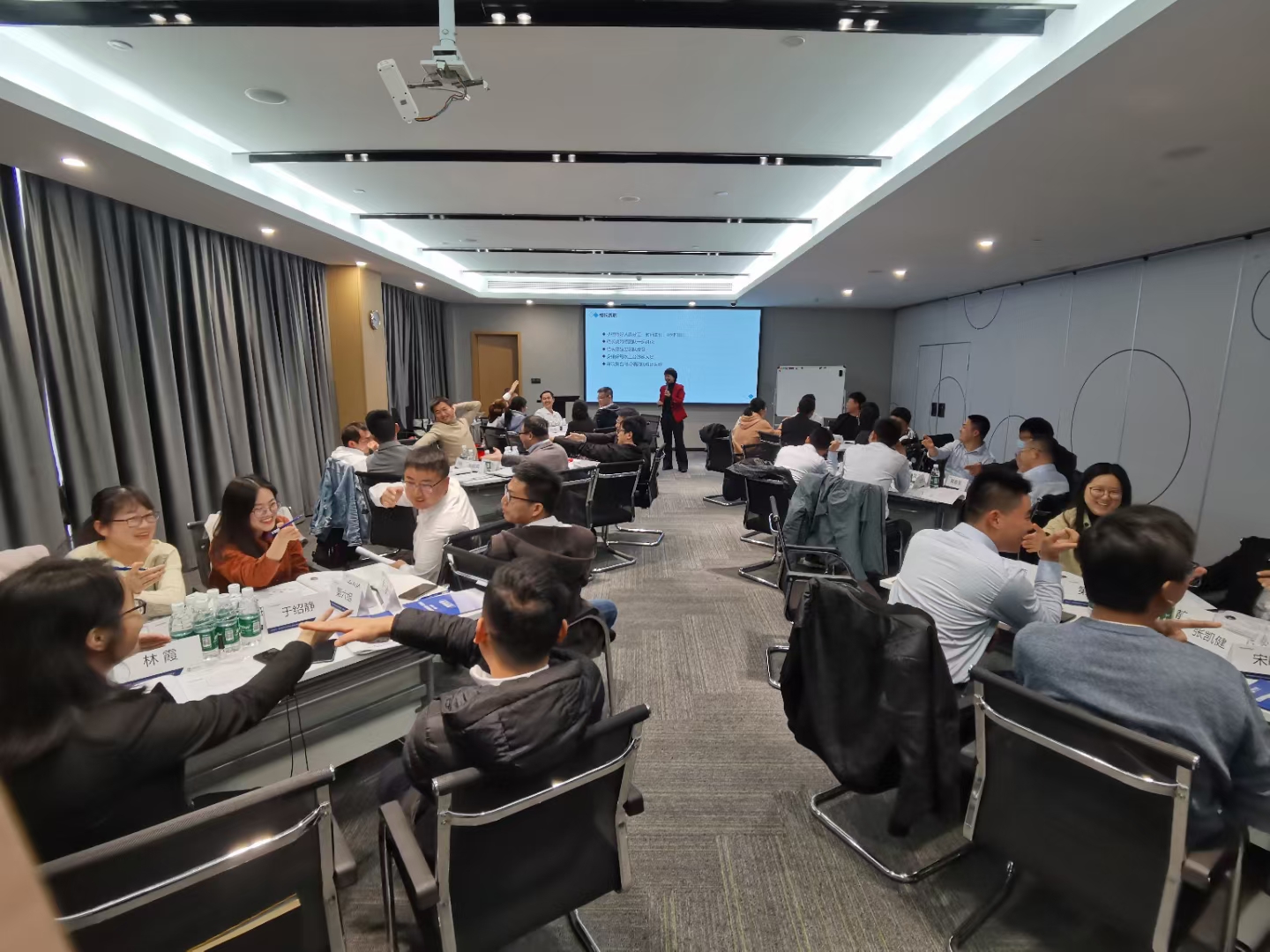 3月18-19日张芯译老师为上海某生物科技公司讲授《打造高绩效销售团队》课程圆满结束！