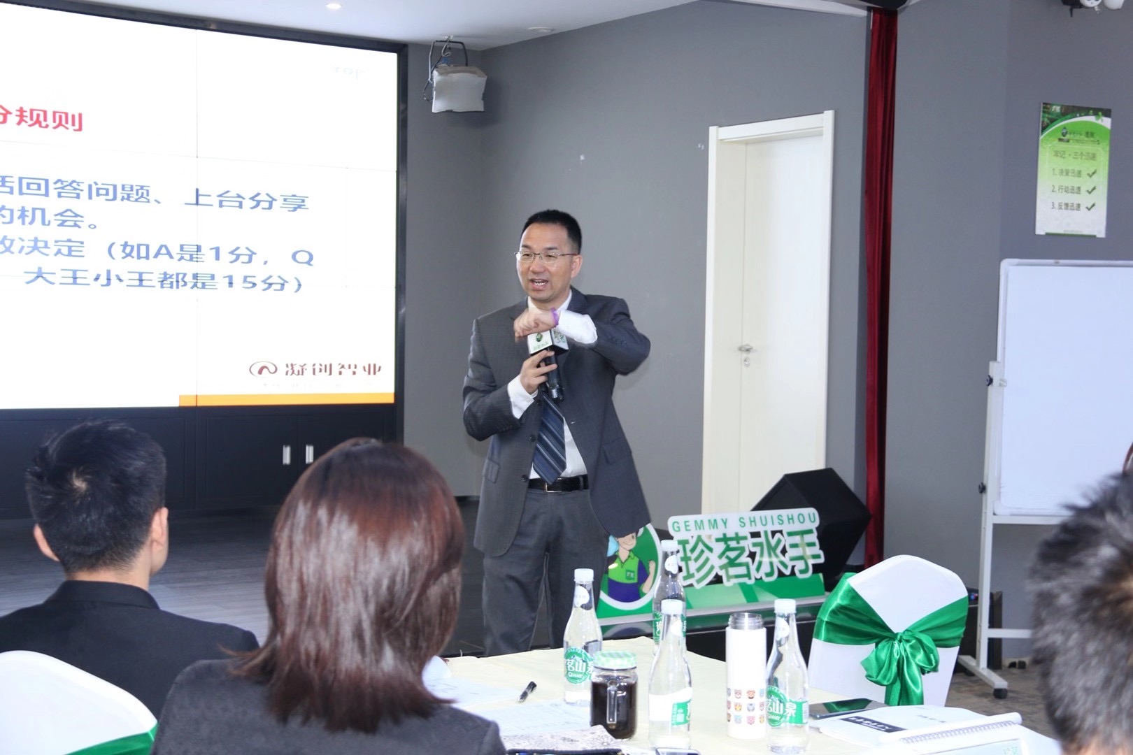 【青年干部成长导师-龙飞老师】8月15-16号受邀至昆明为食品行业讲授《非人》课程圆满成功！