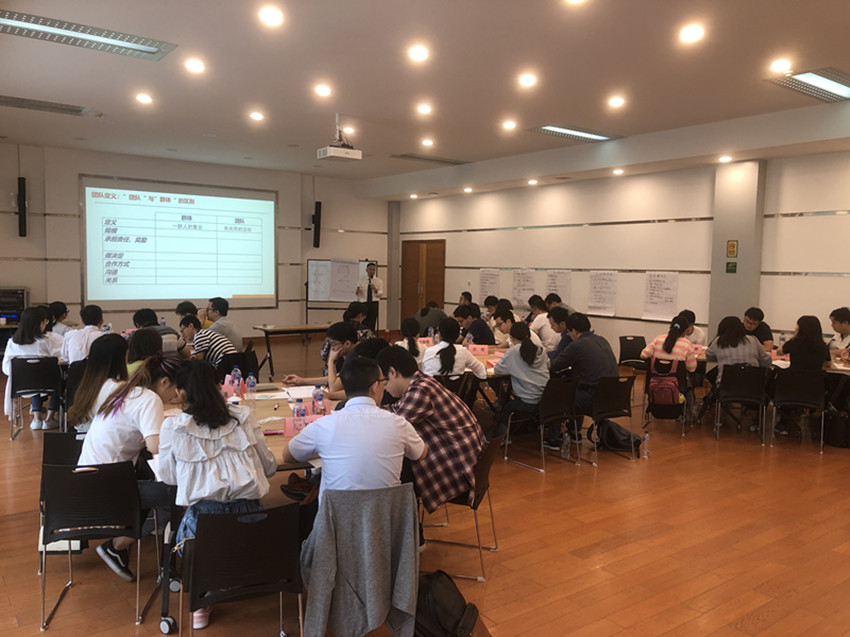 【青年干部成长导师-龙飞老师】9月23号在上海为通信业骨干人员讲授《刚柔相济，高绩效团队塑造》