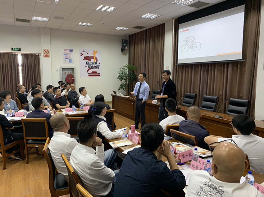 10月13号【青年干部成长导师-龙飞老师】在上海为某集团公司讲授《班组长管理提升》课程圆满结束！