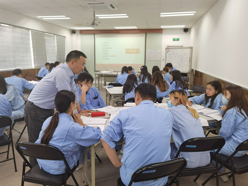 11月1-2号【青年干部成长导师-龙飞老师】受邀至杭州为某医疗器械公司讲授《新生代员工管理》课程