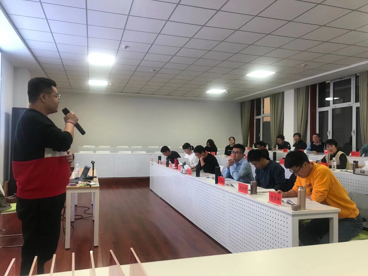 【青年干部成长导师-龙飞老师】11月10号受邀至鄂尔多斯为某能源企业讲授第一期《管理者角色认知》