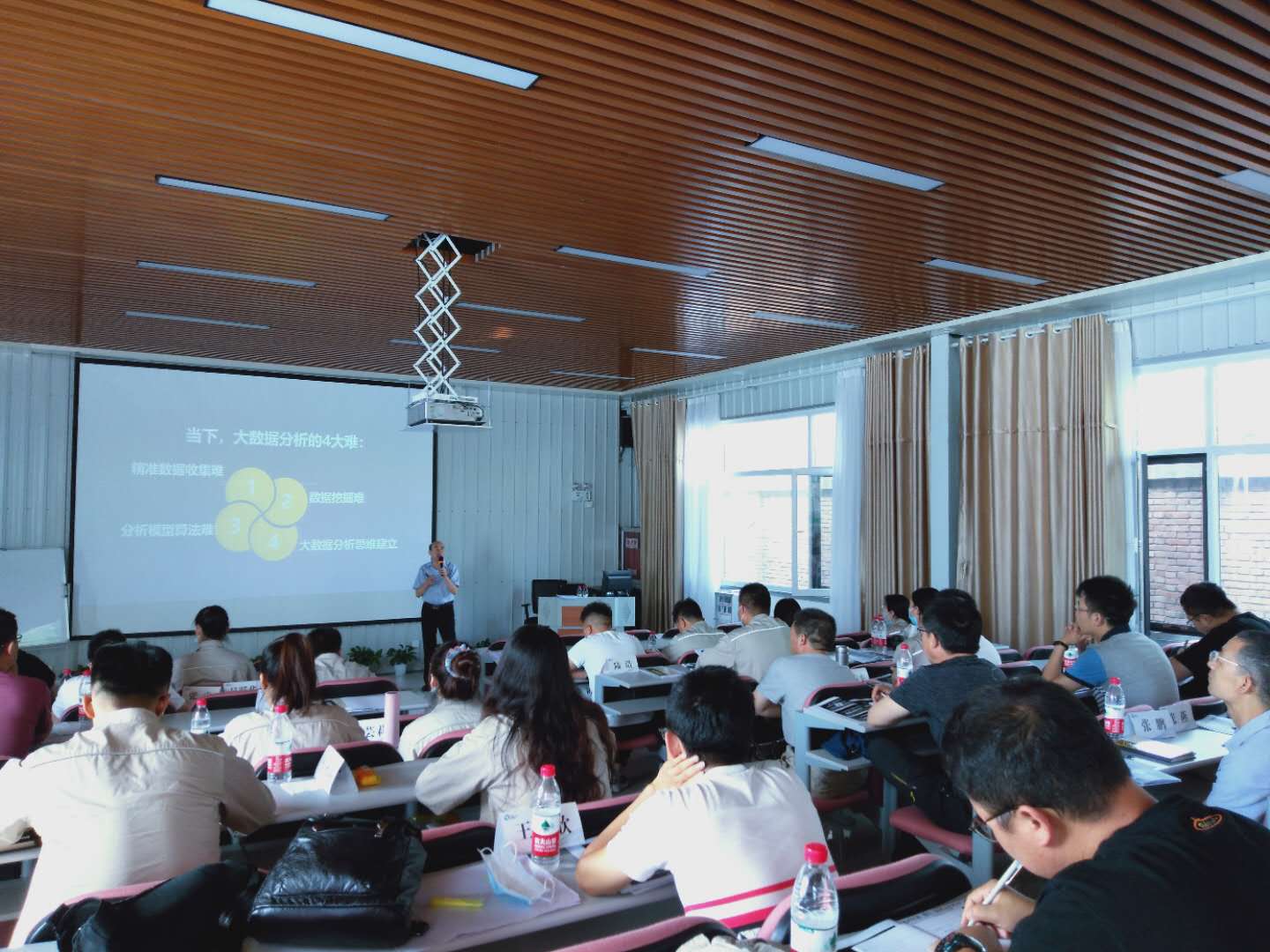 7月13-15日，贺新杰老师给宁夏国网上《大数据AI+时代下电力企业的变革与应对》
