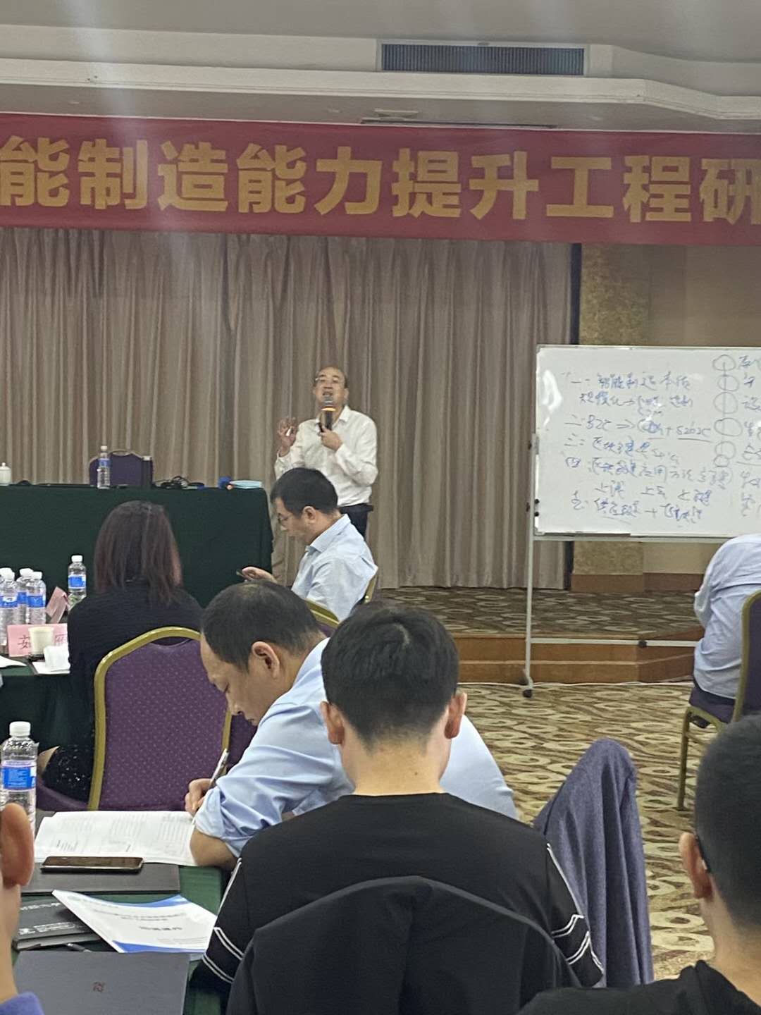 10月14日，贺新杰老师再来千岛湖，为杭州萧山区企业家分享《区块链技术的发展与企业的变革应对》