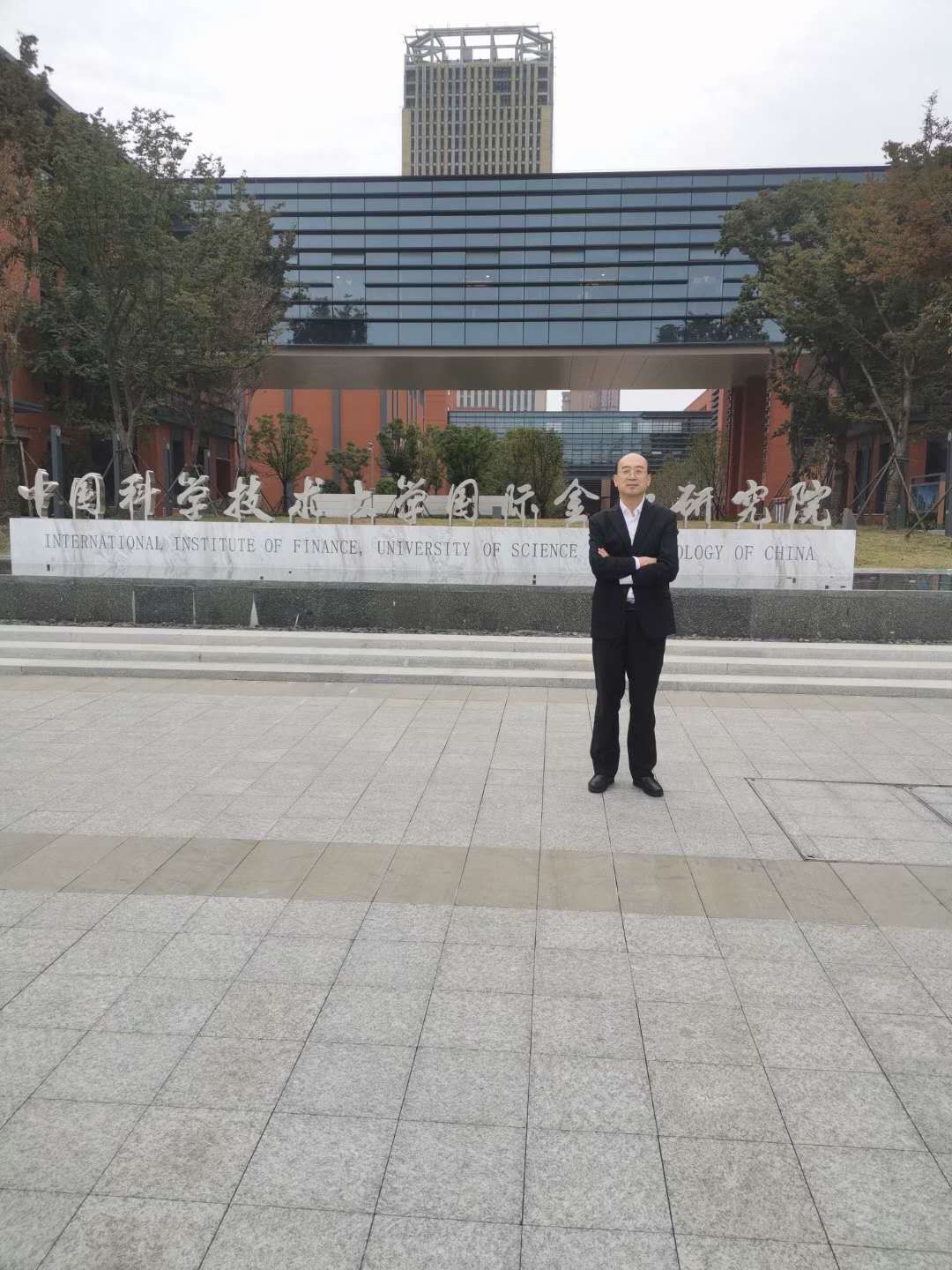 10月20日，贺新杰老师给中国科技大学讲授《新基建-重构数字经济增长新革局》顺利结束