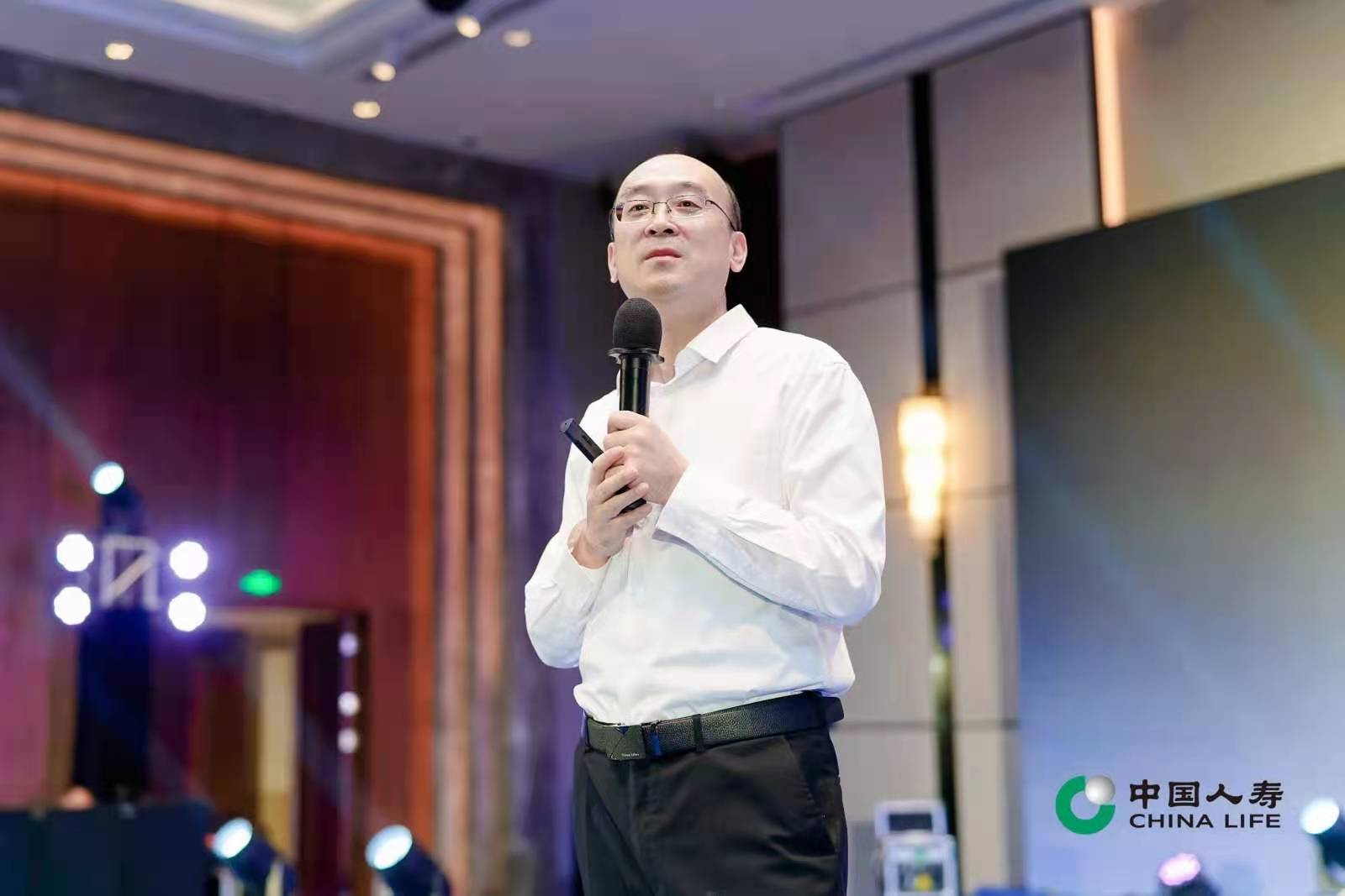 11月18日，贺新杰老师给福州中国人寿为全省150多讲师峰会分享《互联网+金融变革及保险行业应对》