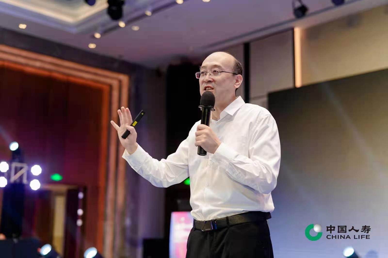 11月18日，贺新杰老师给福州中国人寿为全省150多讲师峰会分享《互联网+金融变革及保险行业应对》