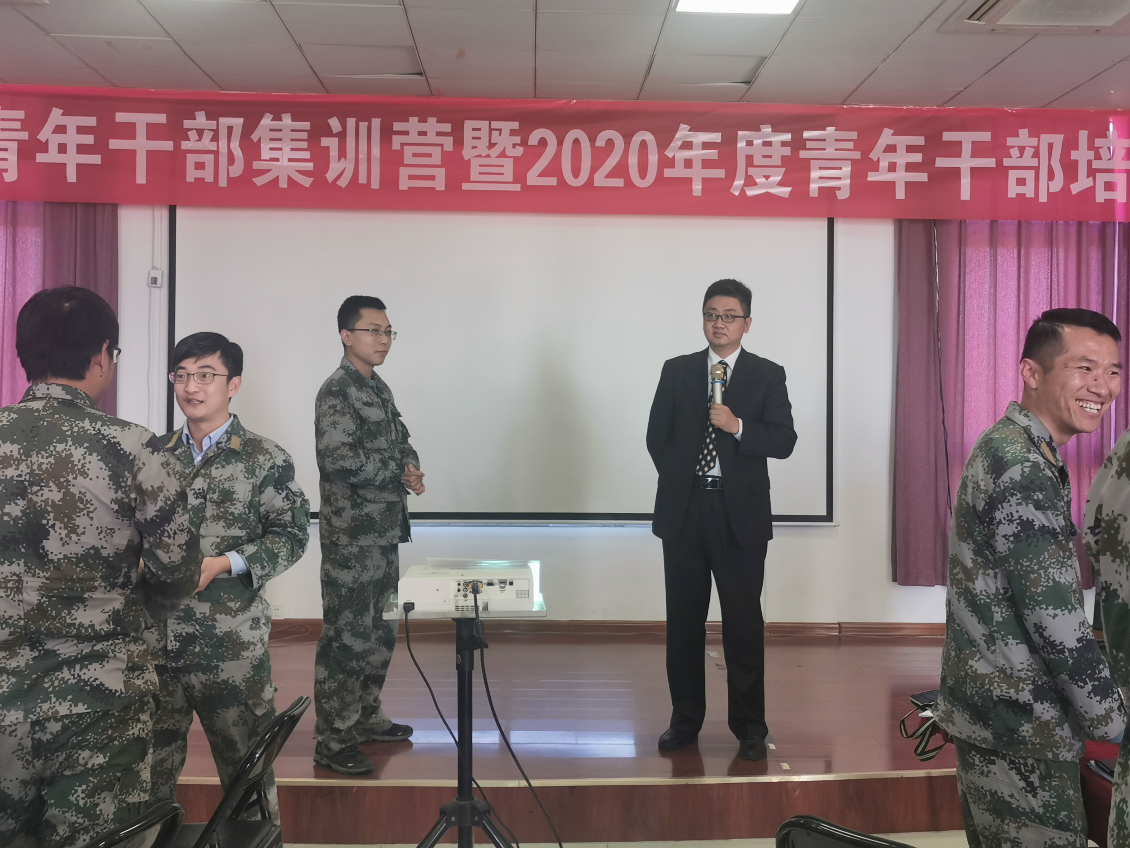 邓菲老师2020.10.22日给河北钢铁集团矿业公司讲授《团队管理和授权激励》