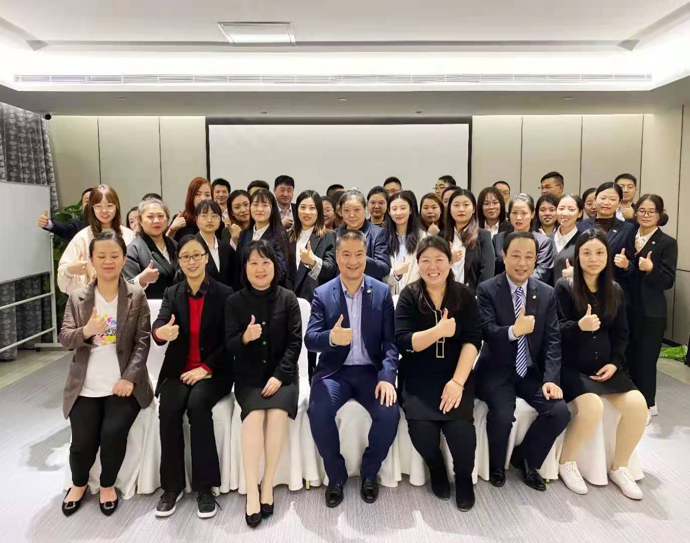 【互联网运营 李忠美老师】 11月12号，李忠美老师为无锡阳光人寿讲解《新媒体运营与客户转化》