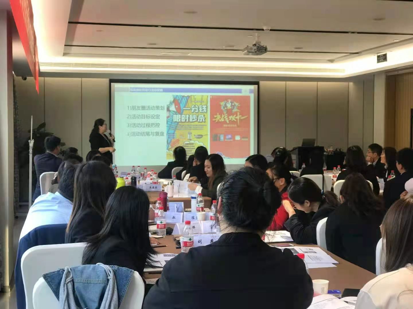 【互联网运营 李忠美老师】 11月12号，李忠美老师为无锡阳光人寿讲解《新媒体运营与客户转化》